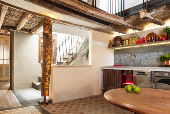 salón y escaleras ático