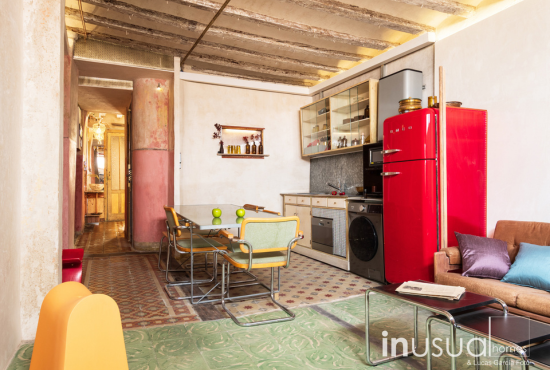 cocina con nevera roja