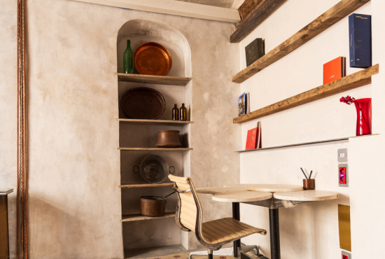 escritorio y estanteria