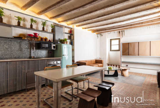 cocina y salón de fondo