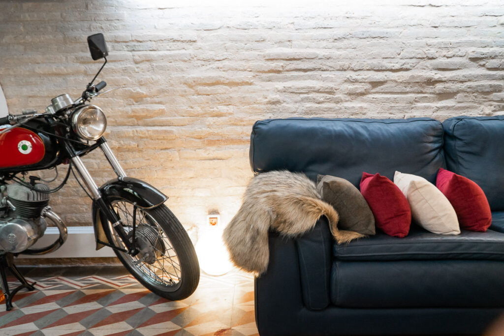 sofa y moto